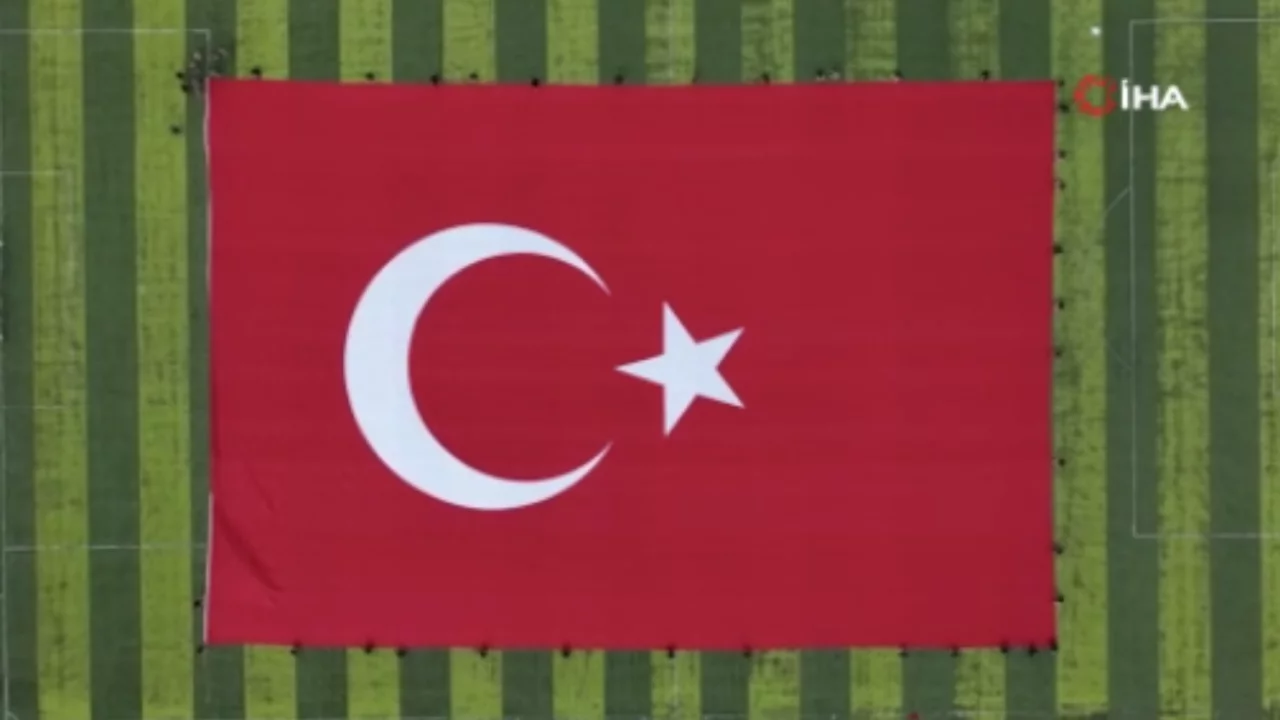 Gökyüzü kırmızıya büründü! Dev Türk bayrağı hayran bıraktı 