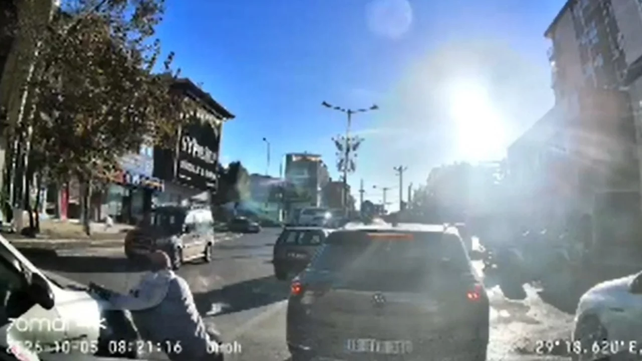 Bursa'da bir anda oldu! Yayaya otomobilin çarptığı anlar kamerada
