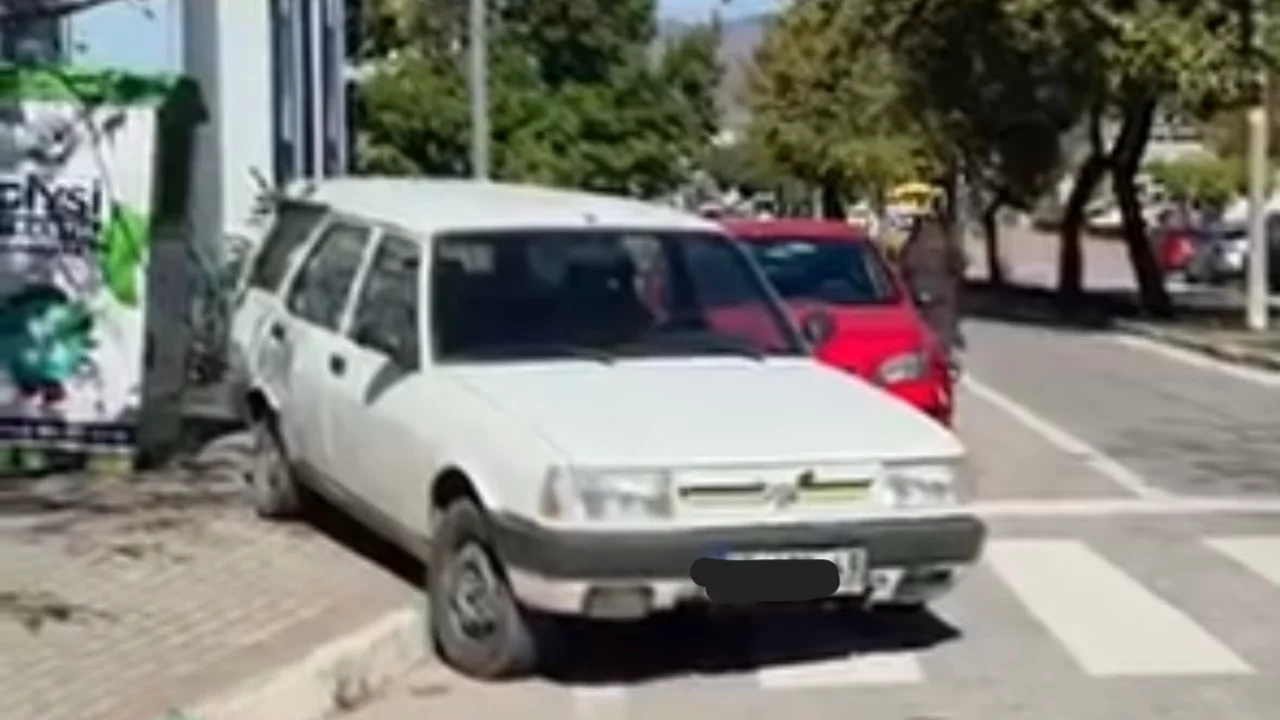Bursa'da akılalmaz park! &Ouml;ylece bırakıp gitti...