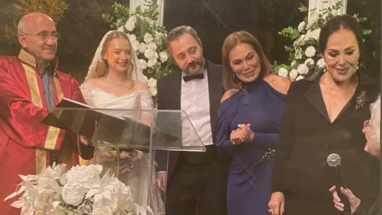 T&uuml;rkan Şoray yeğeninin nikah şahidi oldu! Aileyi buluşturan &ouml;zel gecede duygusal anlar
