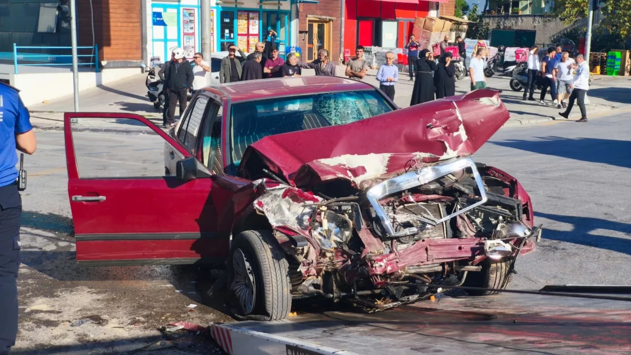 Denizli'de kırmızı ışıkta dehşet! Otomobil halk otobüsüne çarptı, 2 kişi sıkıştı