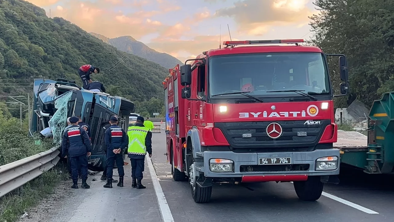 Kiremit y&uuml;kl&uuml; tır virajda devrildi! D-650'de trafik tek şeride d&uuml;şt&uuml;