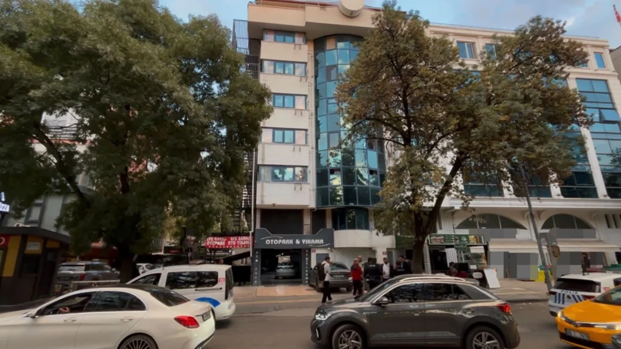 6. kattan otomobilin &uuml;zerine d&uuml;şt&uuml;! Sağlık durumu ağır