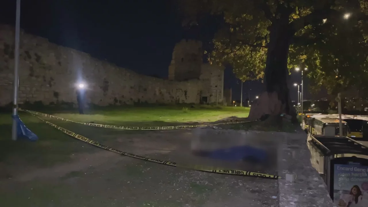 Zeytinburnu'nda surların dibinde dehşet: Erkek cesedi bulundu