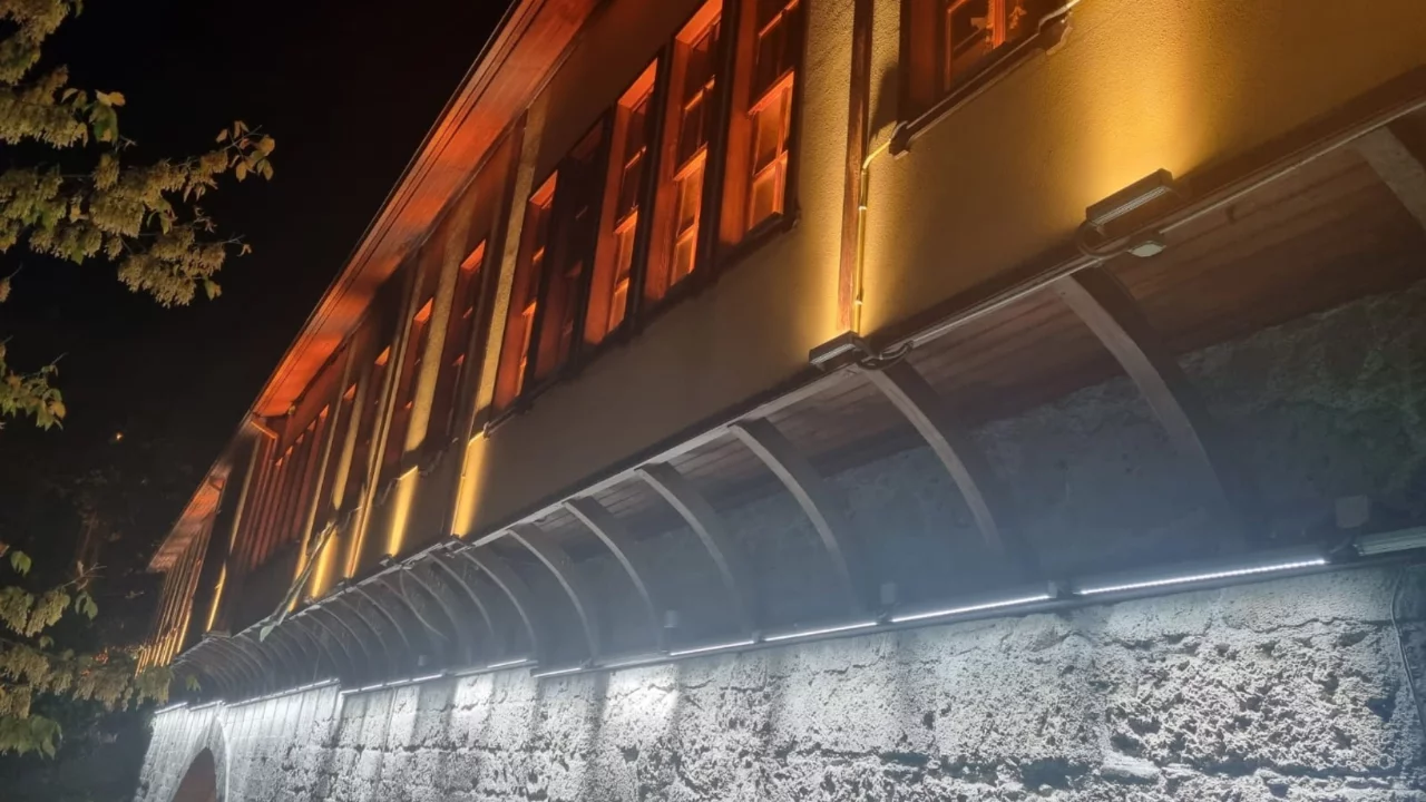 Bursada Bug&uuml;n g&uuml;ndeme getirdi! Tarihi k&ouml;pr&uuml; yeniden ışıl ışıl