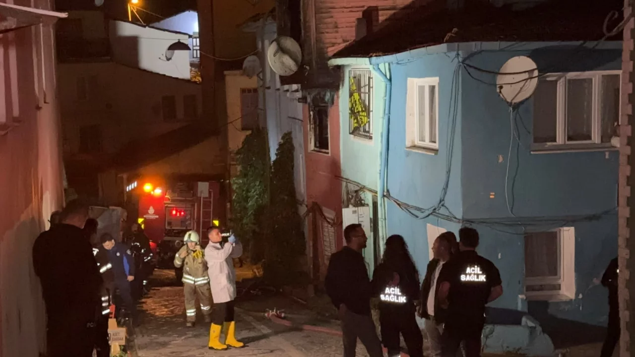 Fatih'te çatı yangını dehşeti: 2 katlı binada bir kişi hayatını kaybetti