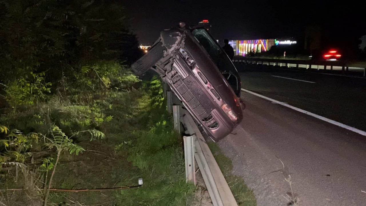 Bursa'da gece yarısı korkutan kaza! Otomobil bariyerlerin &uuml;zerine &ccedil;ıktı