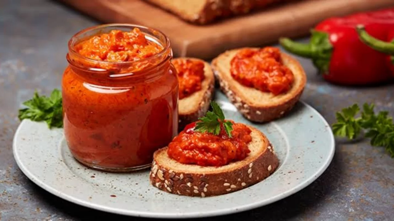 Tek Kaşıkla Bağımlısı Olacağınız Orjinal Ajvar Sos Tarifi! Ev Yapımı Orjinal Ajvar Sos Tarifi: Tam Kıvamında Balkan Lezzeti