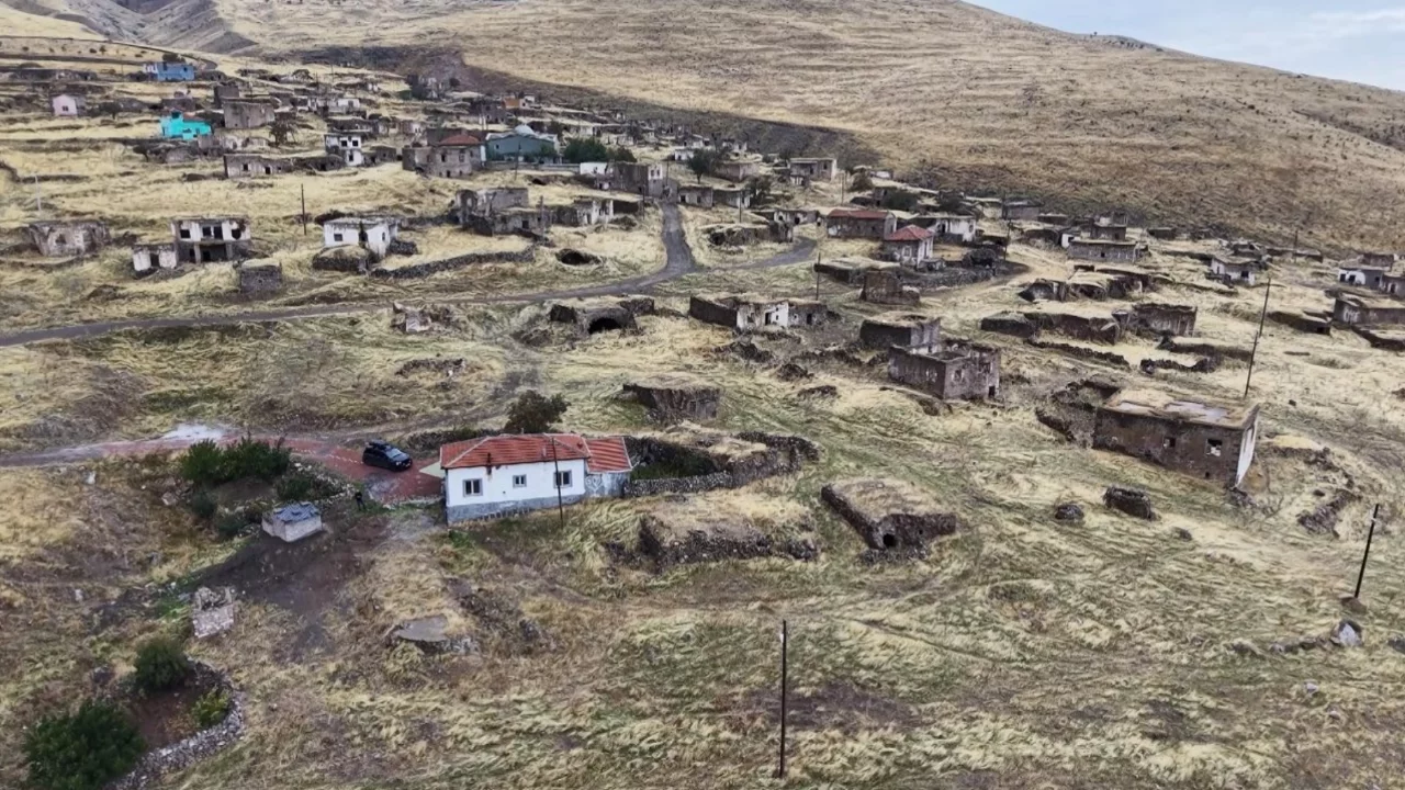 Bir zamanlar 180 hane vardı... Şimdi k&ouml;yde sadece o yaşıyor