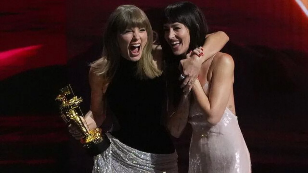 Taylor Swift'ten Dakota Johnson'a sürpriz kutlama! Sahne arkasında doğum günü jesti
