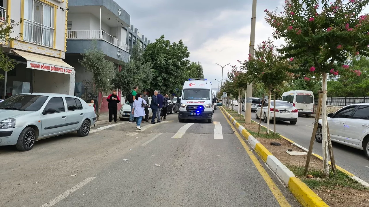Okul &ouml;n&uuml;nde motosikletin &ccedil;arptığı &ouml;ğrenci yaralandı