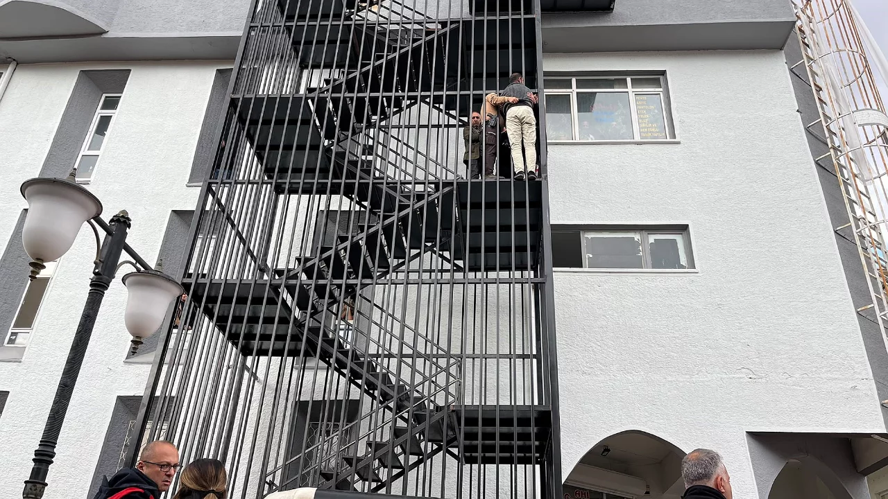 Tarihi çarşının merdivenlerine çıktı, korkulu anlar yaşattı