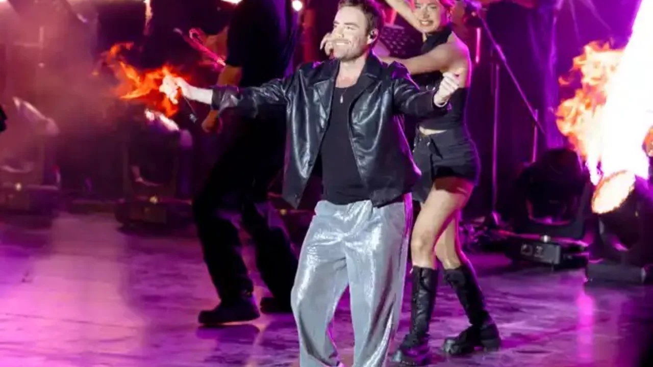 Murat Dalkılı&ccedil;'tan İstanbul'da b&uuml;y&uuml;k final! Konserine Burcu G&uuml;neş s&uuml;rprizi