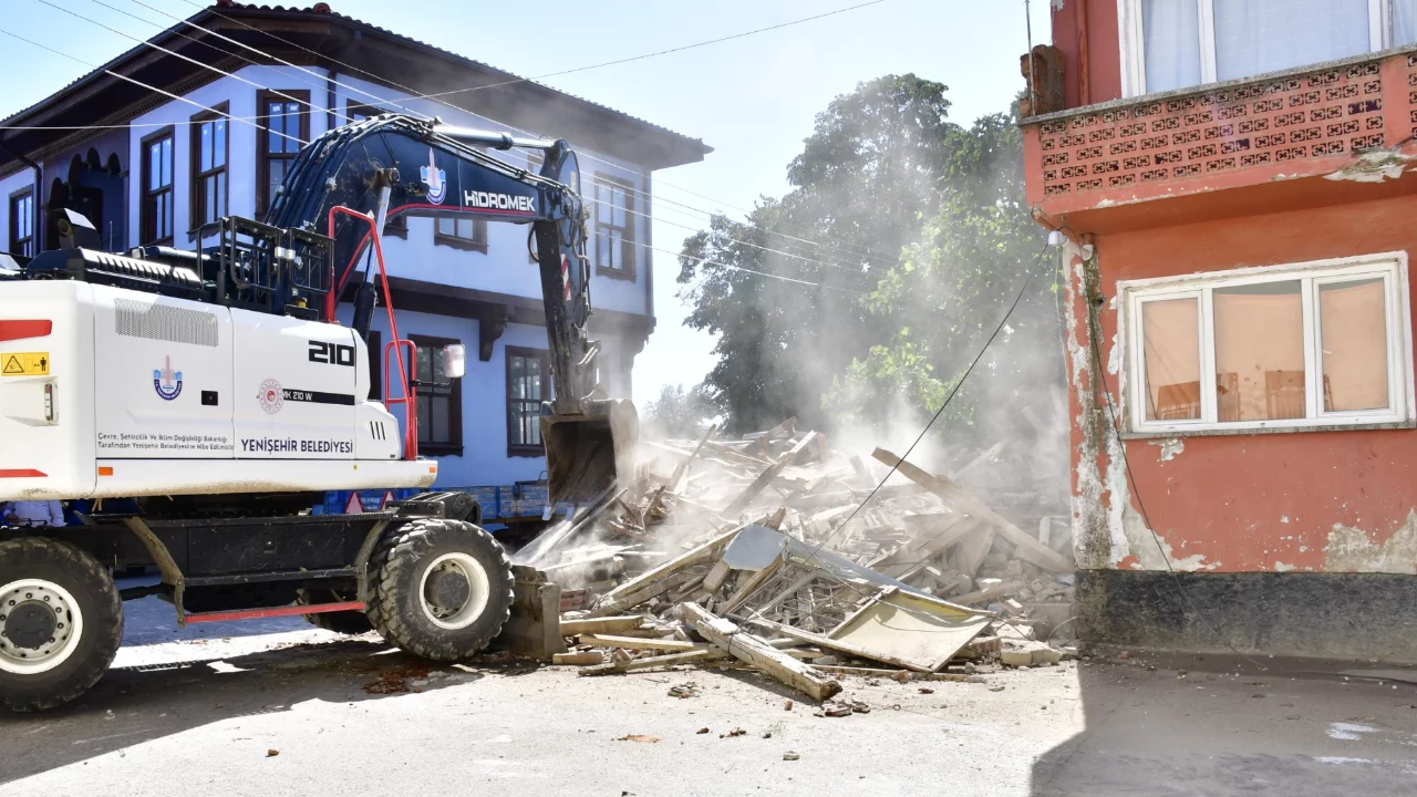 Yenişehir'de metruk binalar tek tek yıkılıyor
