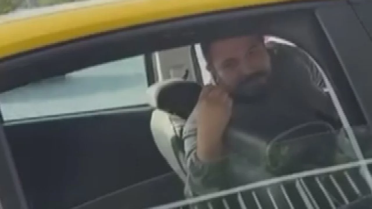 Taksici ve yolcu arasında yardım tartışması: "Ben nakliyeci değilim"