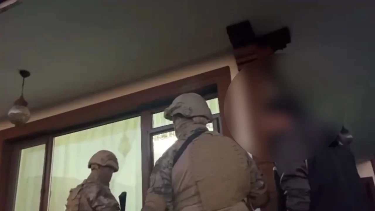 Sakarya'da tefecilik operasyonu: Adreslerden senet, &ccedil;ek ve ruhsatsız t&uuml;fekler &ccedil;ıktı