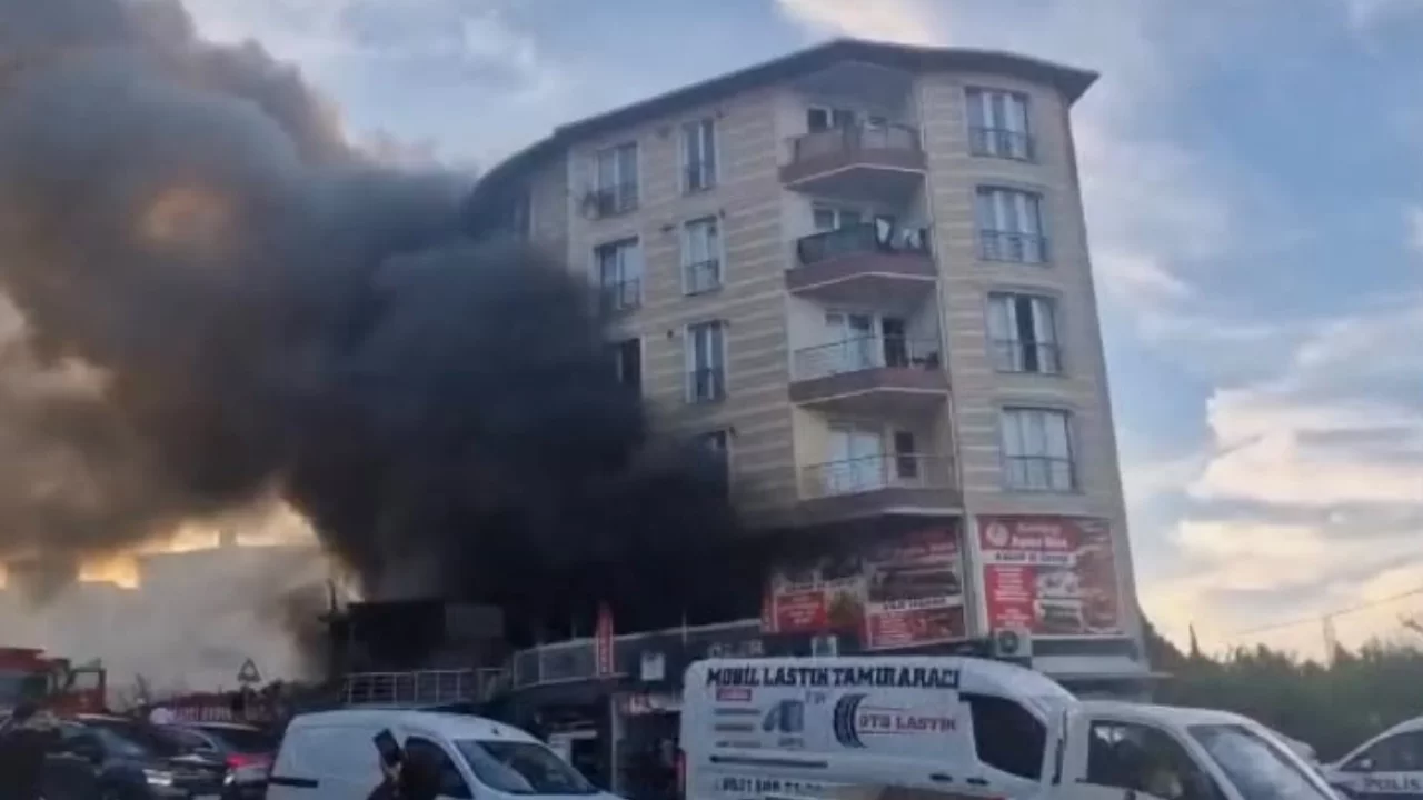 Arnavutköy'de restoranda yangın: Yoğun duman paniğe neden oldu