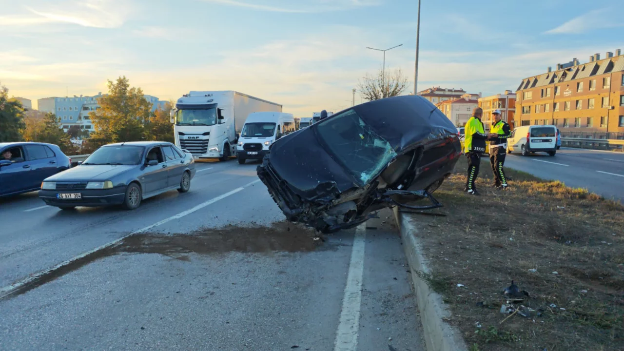 Eskişehir-Ankara yolunda tır  ile otomobil çarpıştı: Sürücü araçta sıkıştı
