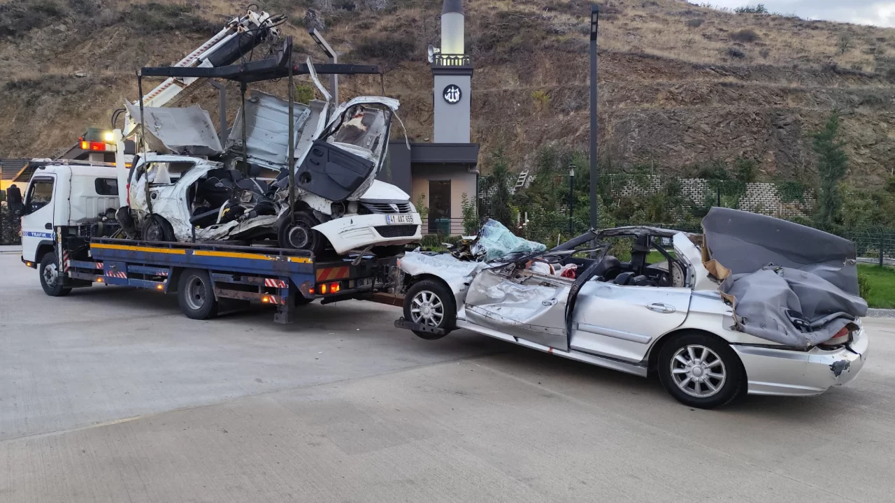 Takla atan otomobil karşı şeride savruldu: 2 &ouml;l&uuml;, 2 yaralı var