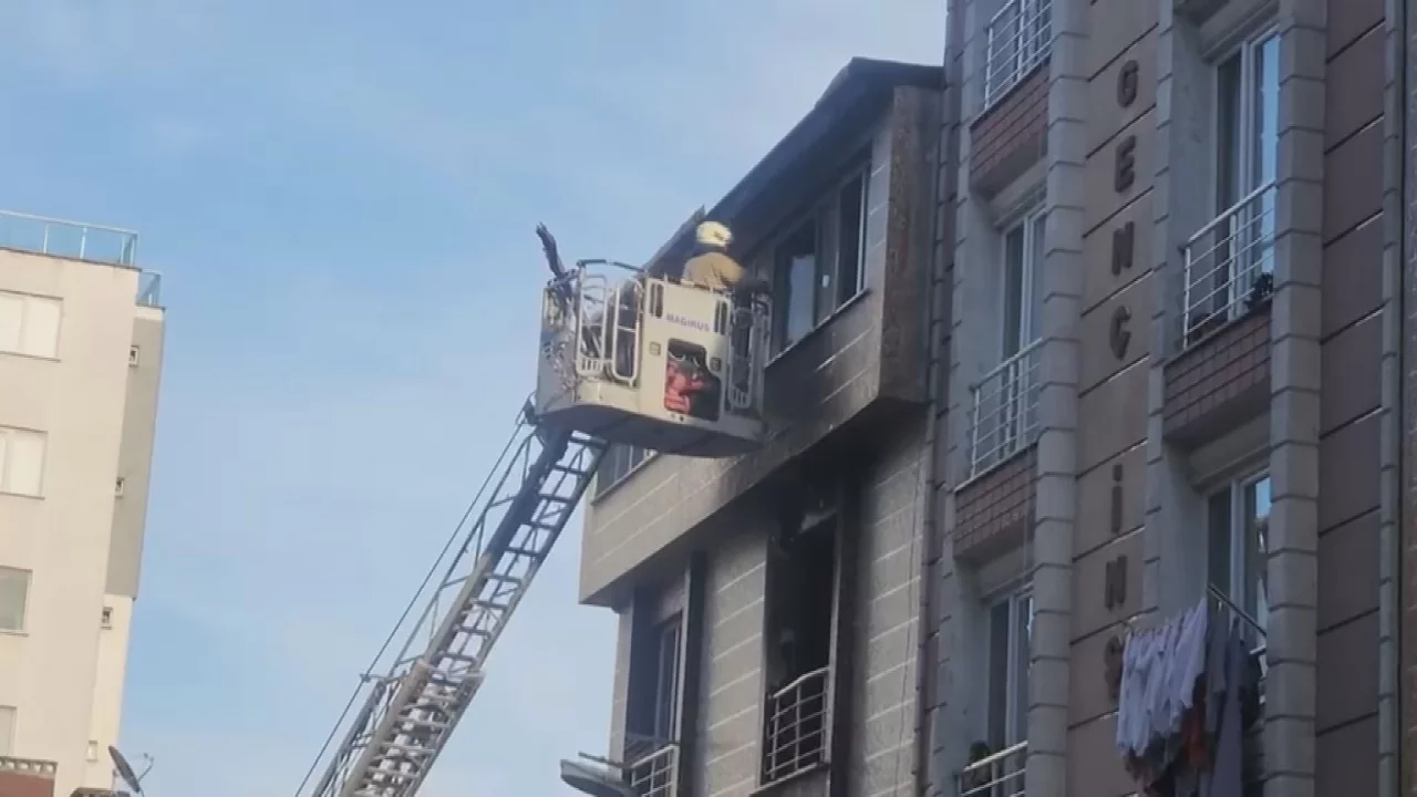 Esenyurt'ta 5 katlı binada yangın: Dumanın içinde mahsur kalan 5 kişi kurtarıldı