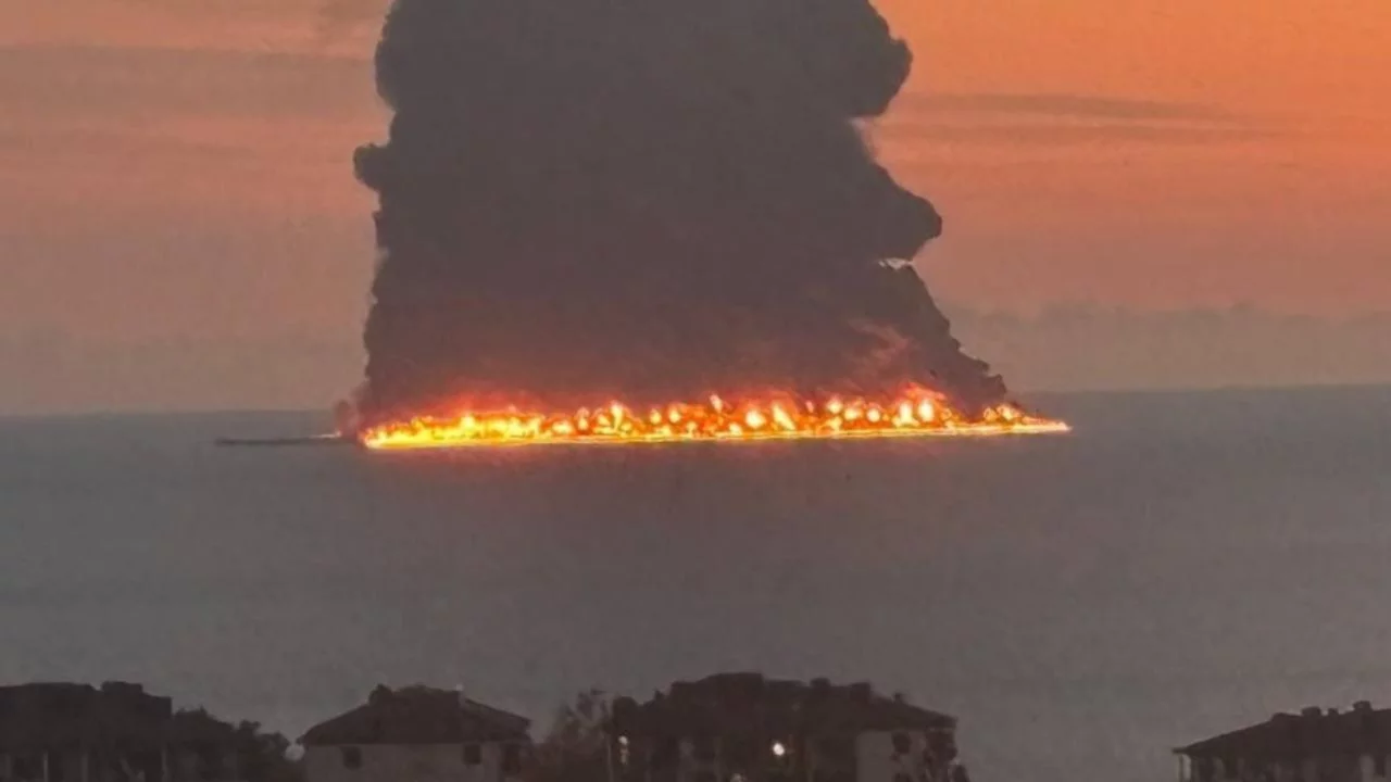 Karadeniz a&ccedil;ıklarında tanker yangını: Plajlar ge&ccedil;ici olarak kapatıldı