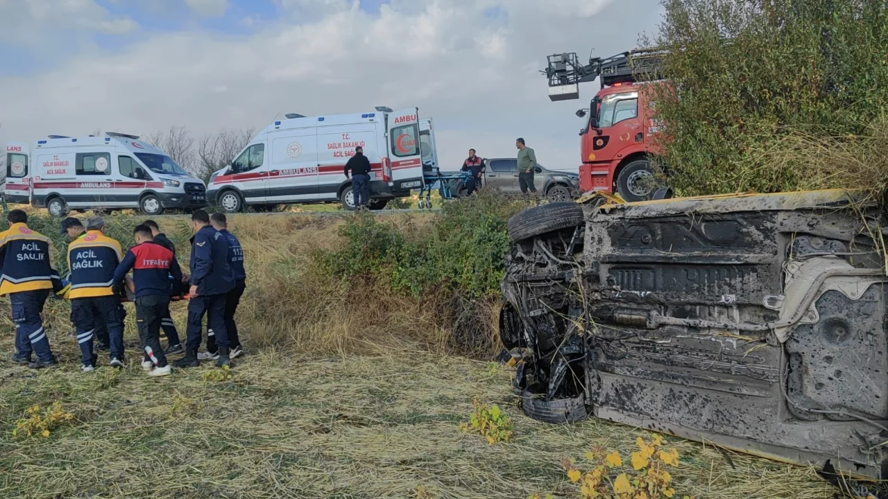 Adıyaman'da taksi şarampole devrildi: 5 kişi yaralandı