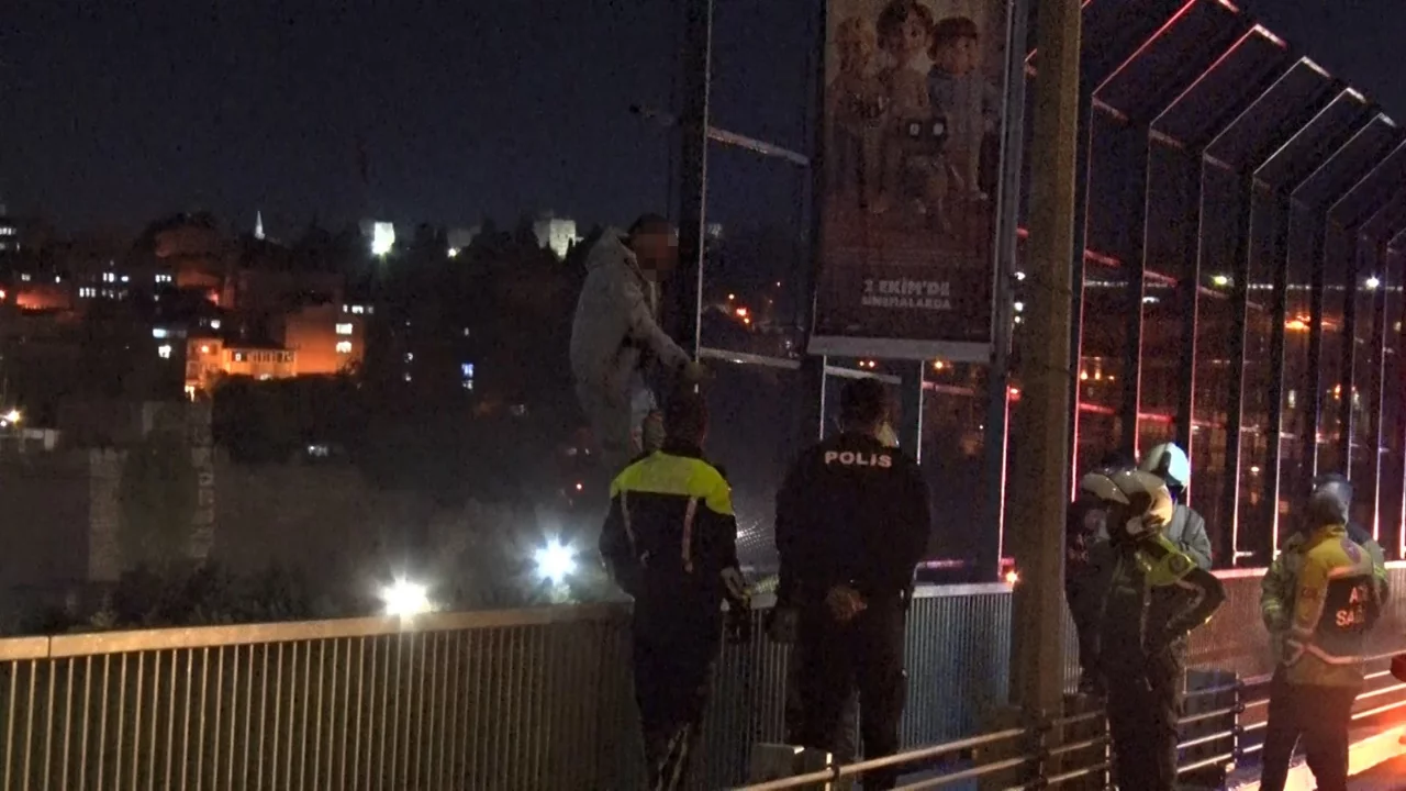 Hali&ccedil; K&ouml;pr&uuml;s&uuml;'nde 2 saatlik ikna &ccedil;abası: Korkuluklardan indirildi