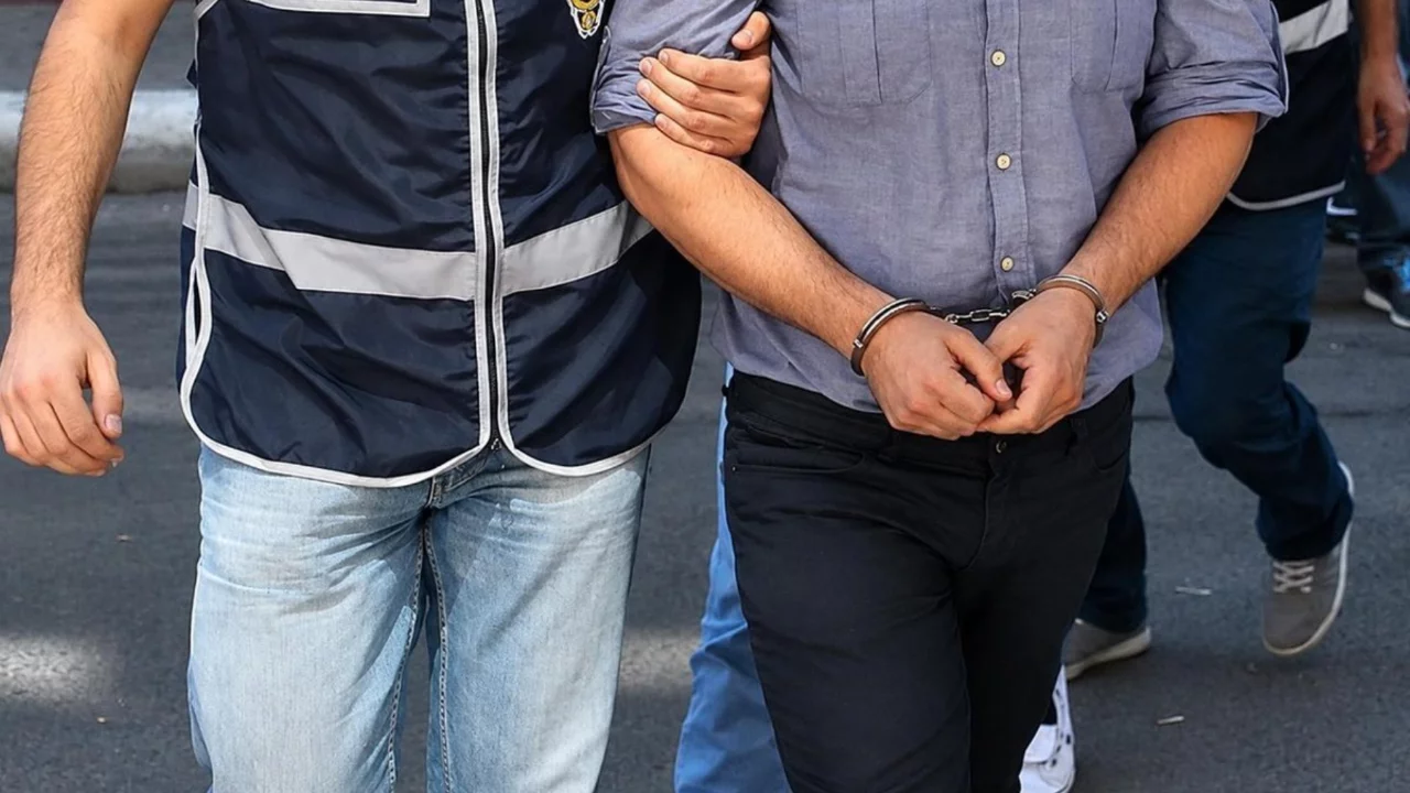 Kayyumun y&ouml;nettiği belediyeye operasyon! Sağ kolu da g&ouml;zaltında