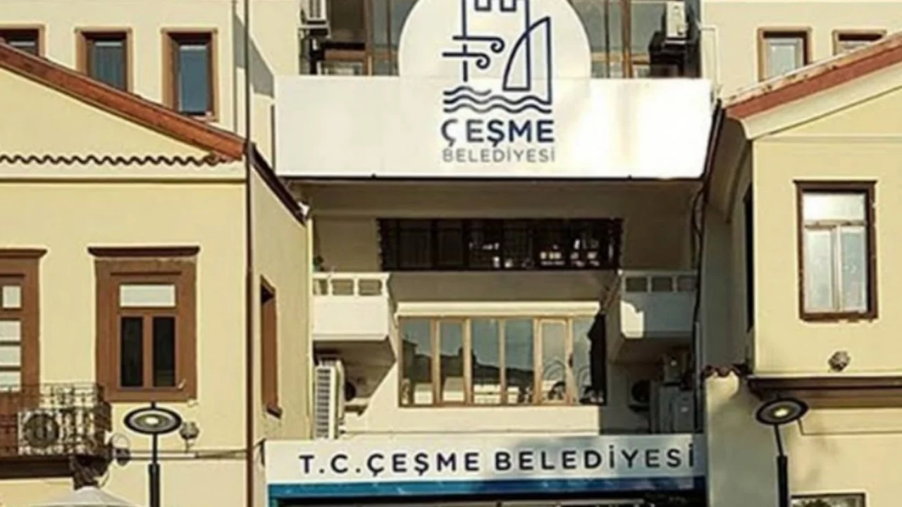 &Ccedil;eşme Belediyesi'ne operasyon: Başkan yardımcısı ve imar m&uuml;d&uuml;r&uuml; g&ouml;zaltına alındı