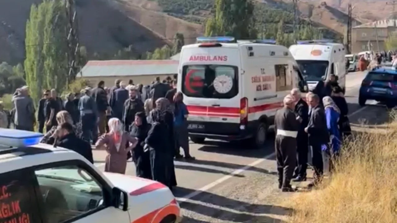Hakkari'de feci kaza: 2 yaşındaki çocuk hayatını kaybetti, 7 kişi yaralandı