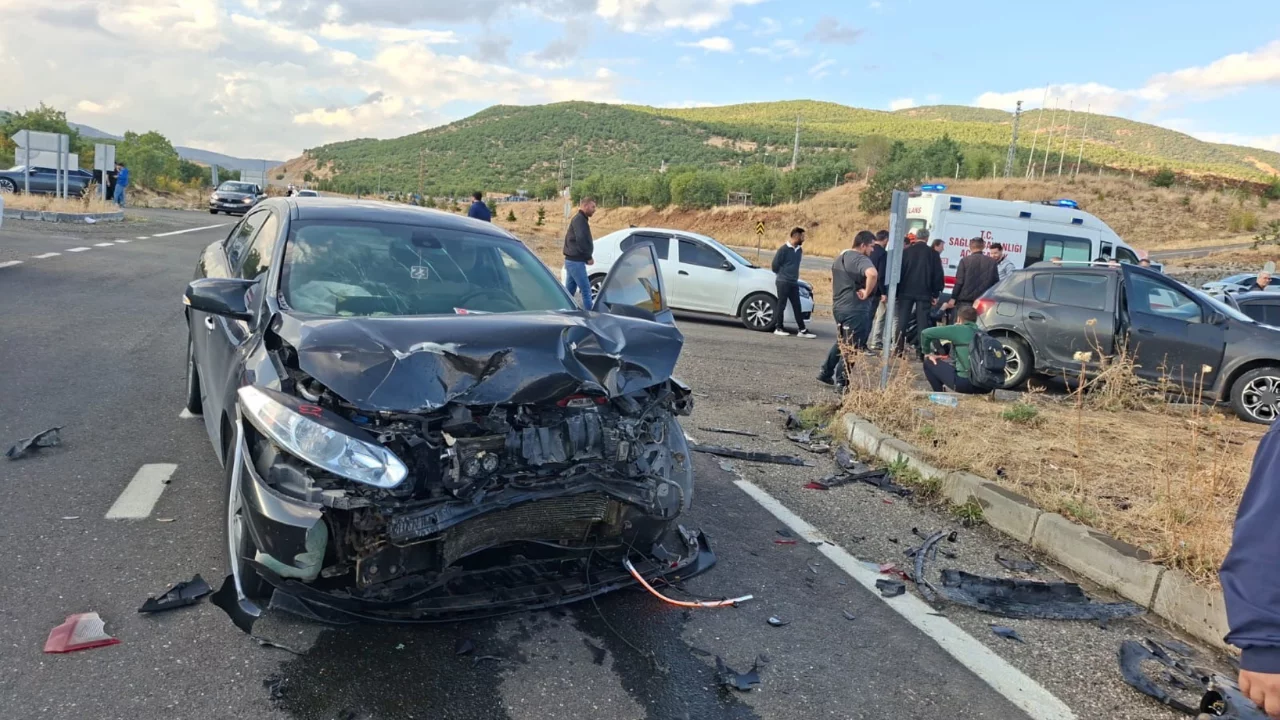 Bing&ouml;l'de iki otomobil &ccedil;arpıştı: 3 kişi yaralandı