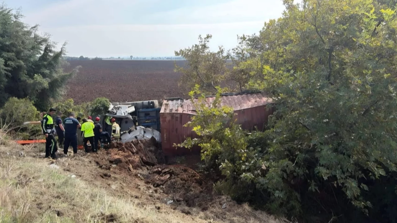 Bursa'da kontrolden &ccedil;ıkan tır tarlaya u&ccedil;tu! S&uuml;r&uuml;c&uuml; yaralı