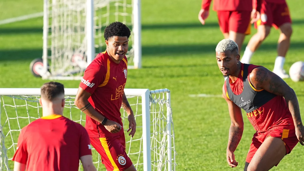 Galatasaray'da Kasımpaşa hazırlıkları s&uuml;r&uuml;yor! Okan Buruk y&ouml;netiminde yoğun idman