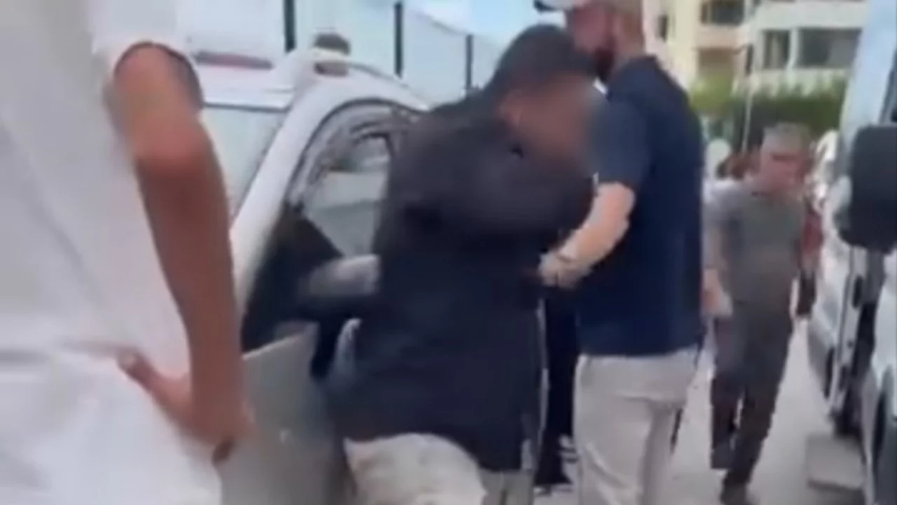 Bursa'da okul &ouml;n&uuml;nde servis şof&ouml;rleri birbirine girdi! Kameralar o anları kaydetti