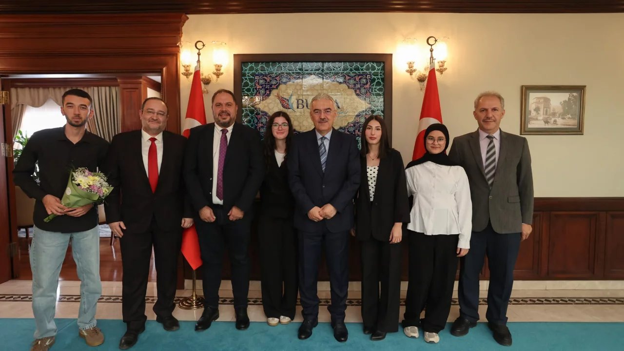 İnegöl Meslek Yüksekokulu öğrencilerinden Vali Ayyıldız'a anlamlı ziyaret