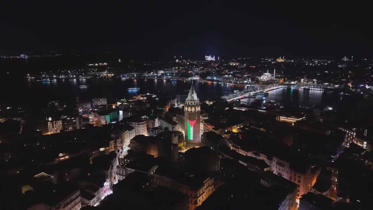 Gazze i&ccedil;in İstanbul'da dikkat &ccedil;eken g&ouml;r&uuml;nt&uuml;: Galata Kulesi Filistin bayrağıyla aydınlatıldı