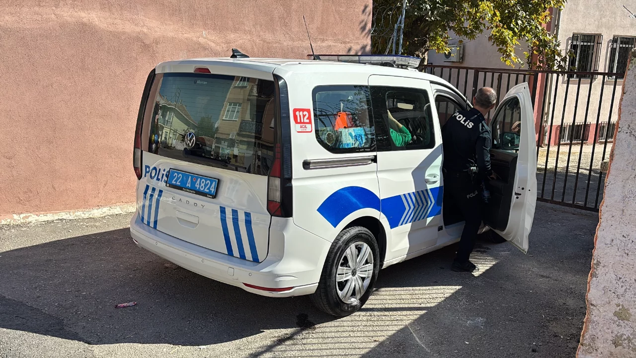 Ortaokul öğrencisinin çantasından tabanca çıktı! Ailesiyle birlikte gözaltına alındı...