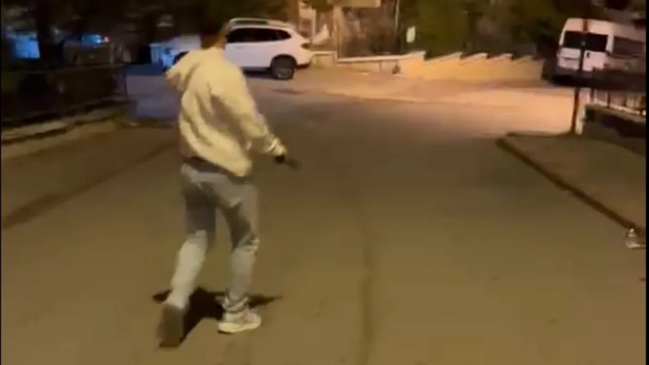 Gece yarısı sokakta dehşet! Havaya ateş a&ccedil;ıp o anları kayda aldılar