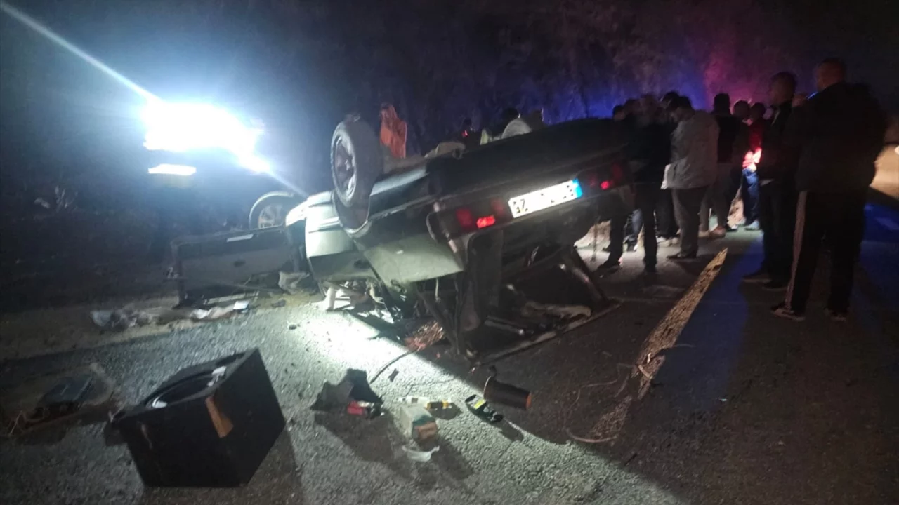 D&uuml;zce'de devrilen otomobilde 2 kişi yaralandı