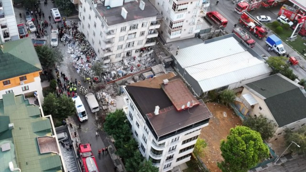 7 katlı binanın 3 katı &ccedil;&ouml;kt&uuml;! Mahsur kalanlar var