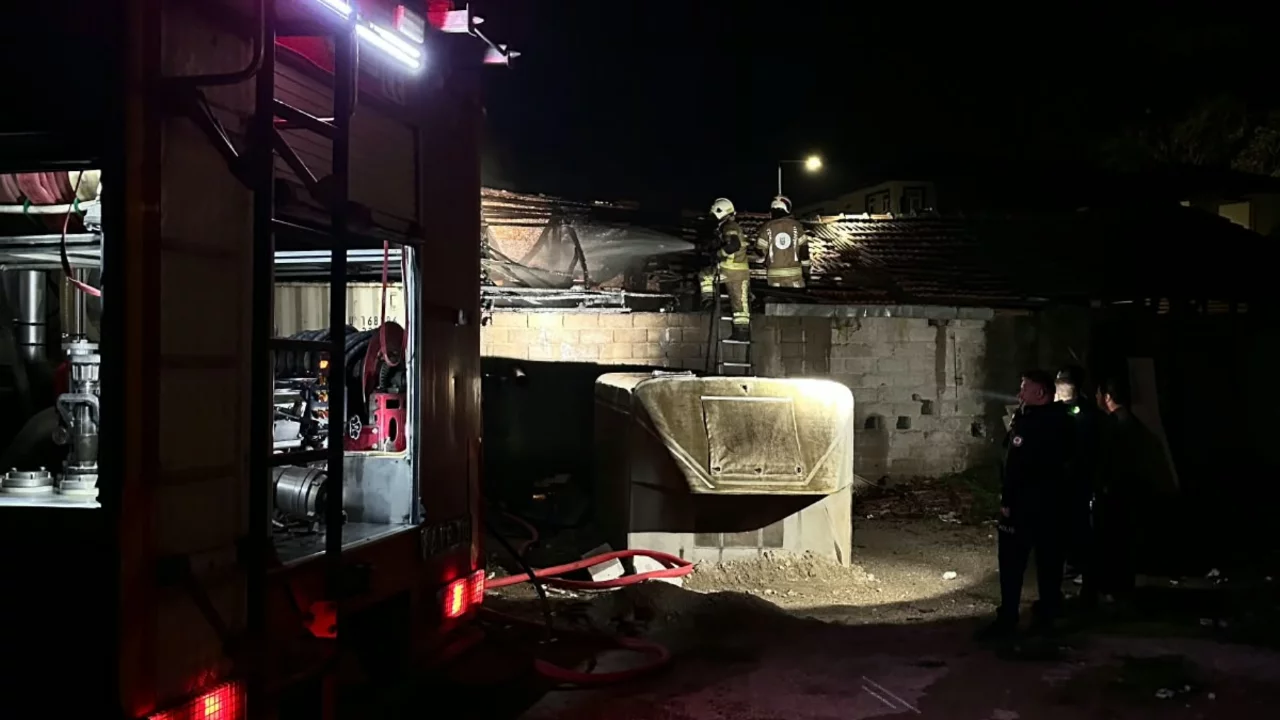 Bursa'da gece yarısı depo yangını korkuttu!