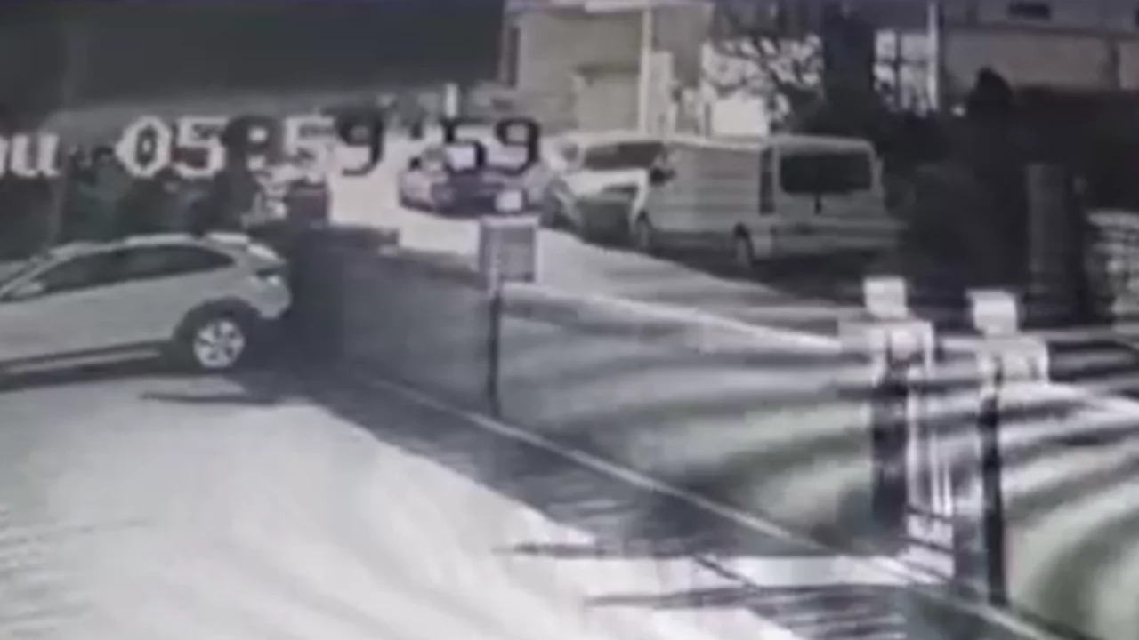 Maltepe'de yıkılan binanın &ccedil;&ouml;kme anı kameralara yansıdı!