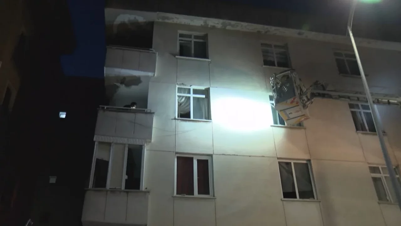 Bina faciasında kahreden s&ouml;zler! "&Ccedil;atır &ccedil;atır sesler duyuyorduk"