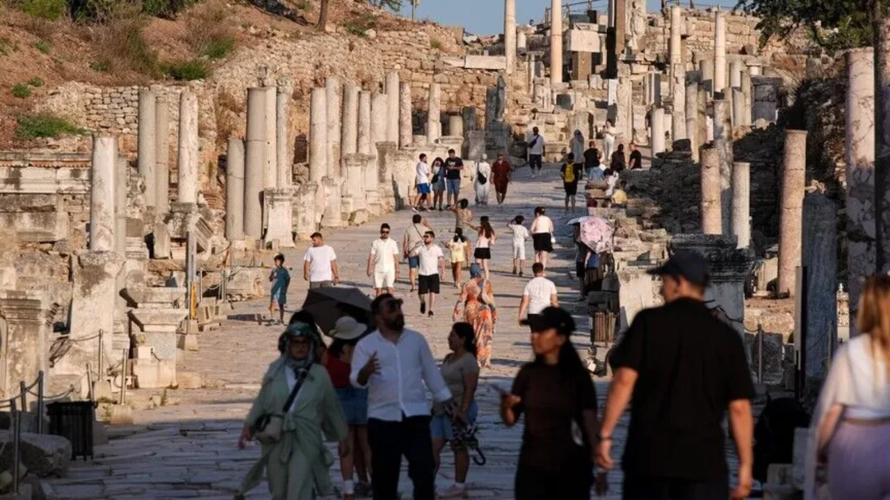 T&uuml;rkiye'nin turizm karnesi: D&uuml;nya sıralamasında 11 basamak y&uuml;kseldi