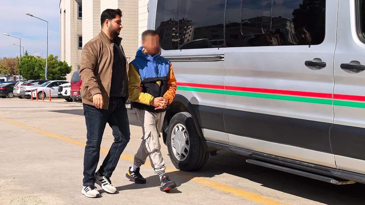 Bursa'da o ka&ccedil;tı, polis kovaladı! Bakın &uuml;zerinden ne &ccedil;ıktı...
