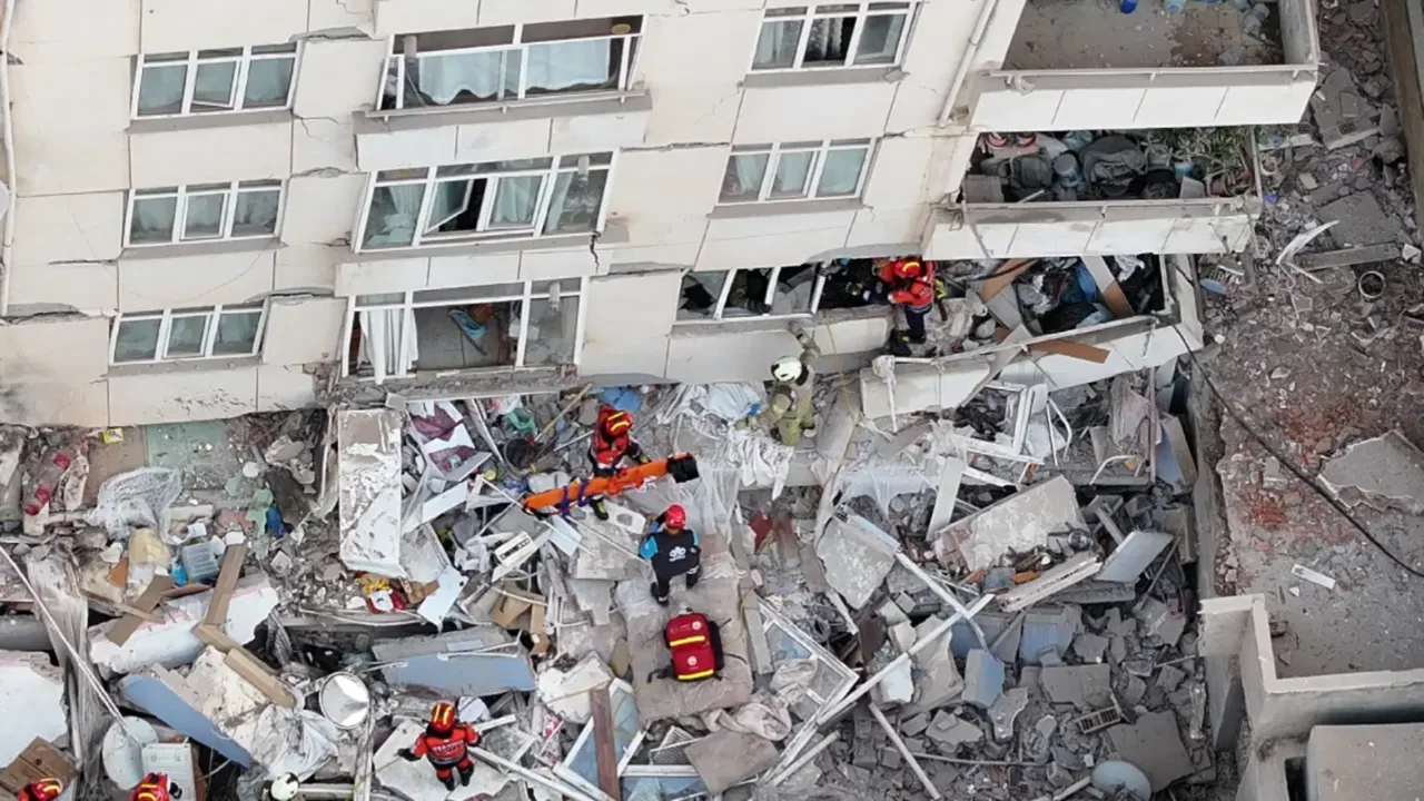 İstanbul'da çöken binada yangın çıktı!