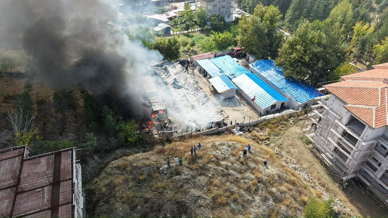 Şantiyede işçilerin kaldığı konteyner yandı