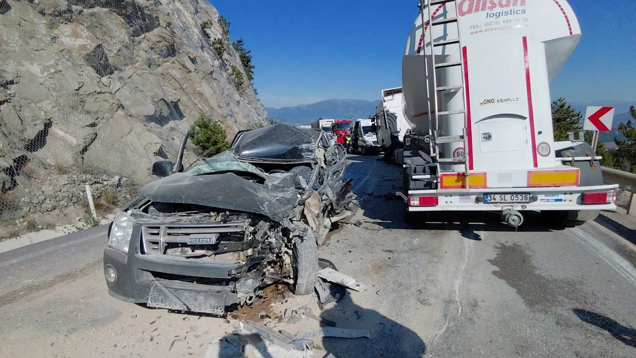 Tır ile pikap &ccedil;arpıştı: 1 &ouml;l&uuml;, 2 yaralı