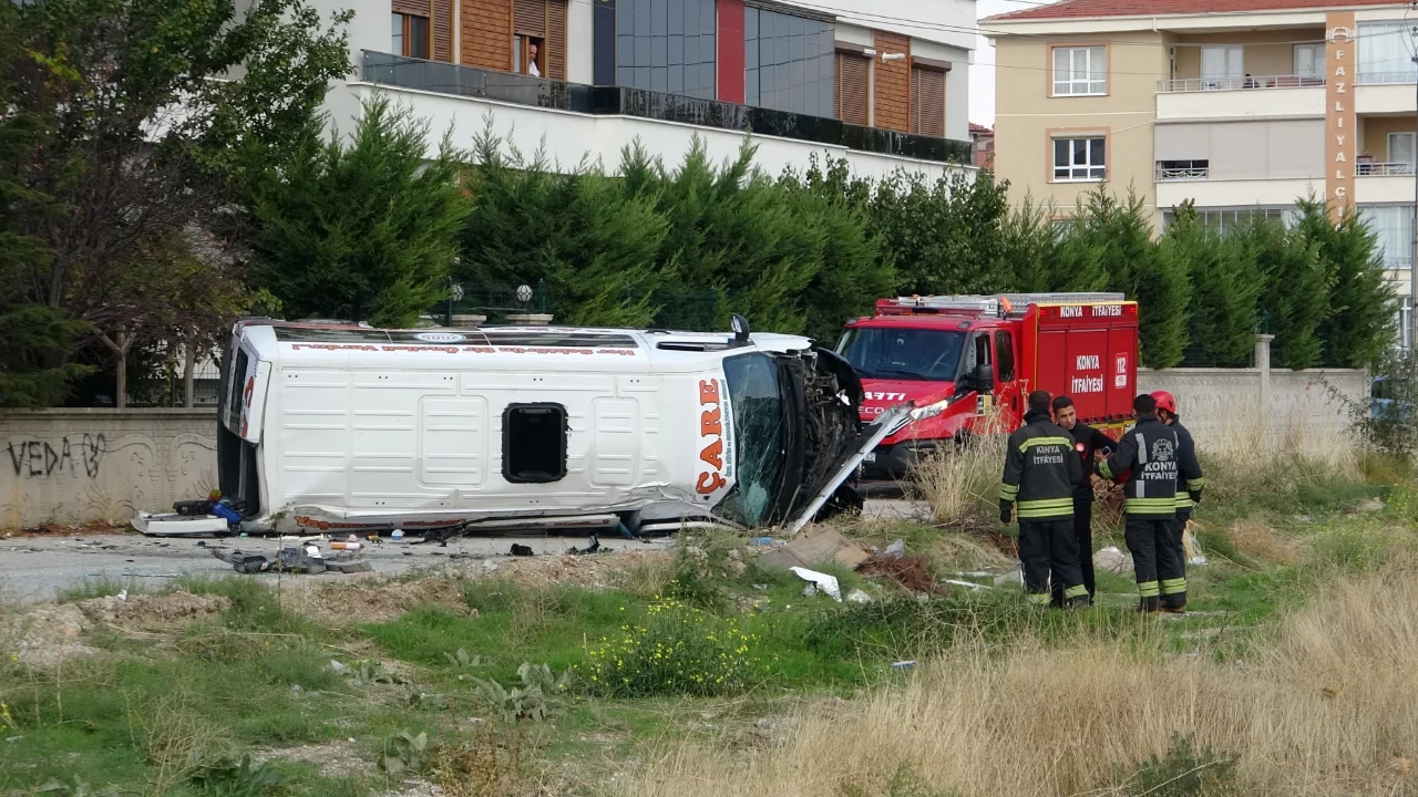 Konya'da rehabilitasyon merkezi servis minibüsü ile otomobil çarpıştı: 8 çocuk yaralandı