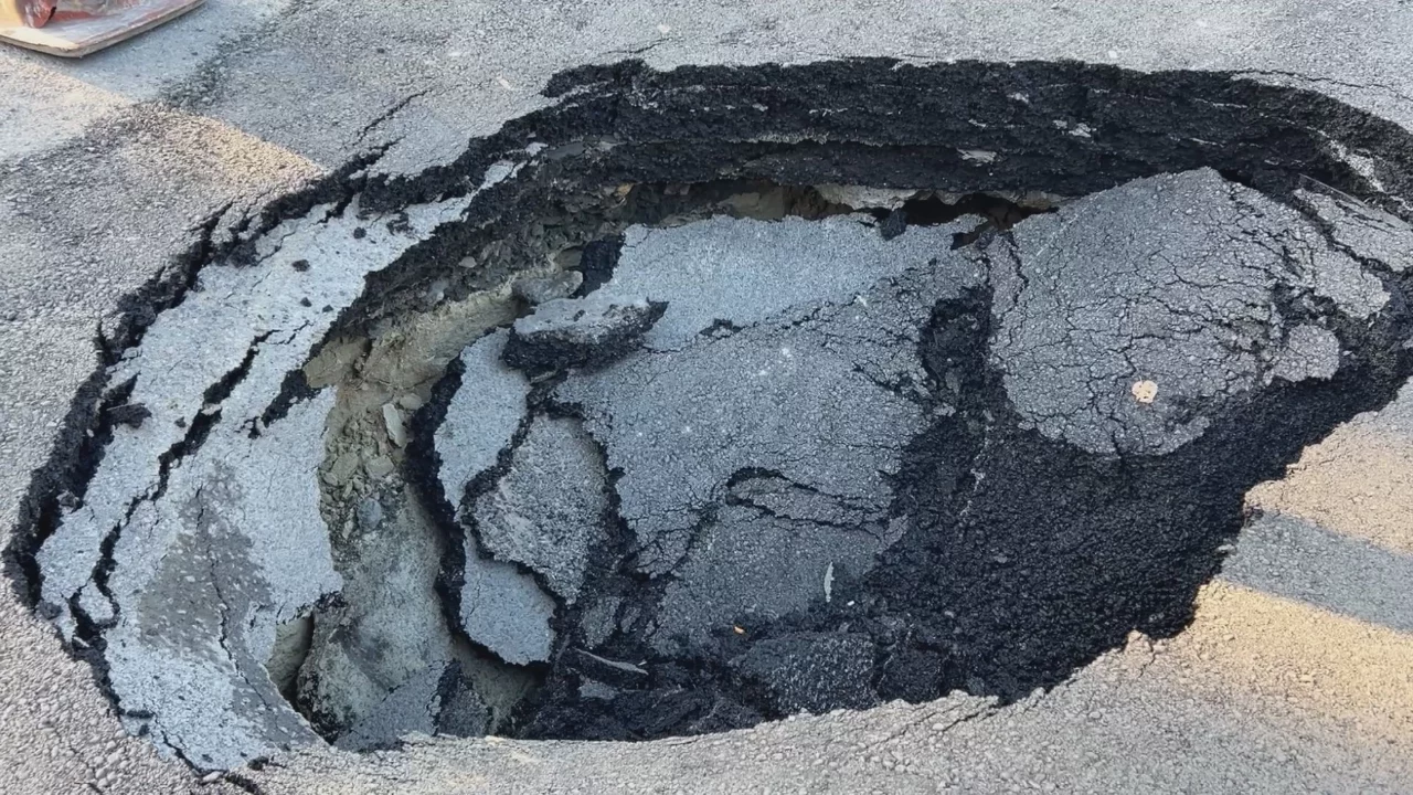 Beşiktaş'ta yol çöktü! Bir ay önce onarılmıştı, yeniden çöktü